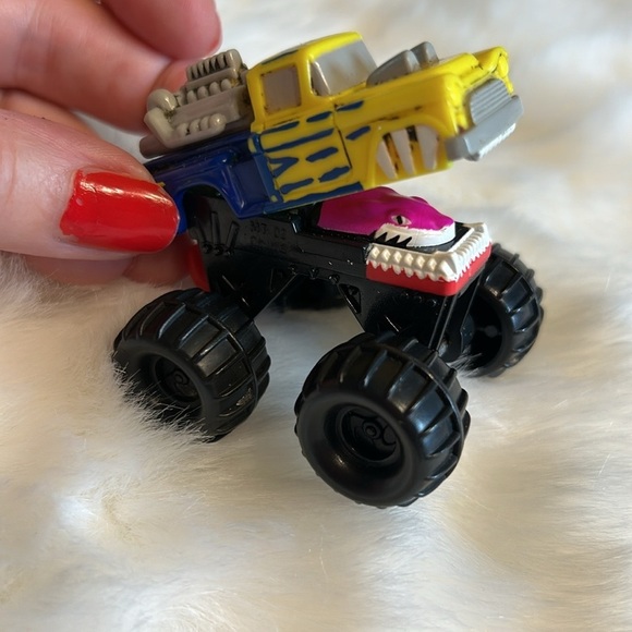 HOTWHEEL Monster truck ,Attack Pack Slaughter jaws
Monster truck 3”x2” - Picture 2 of 8